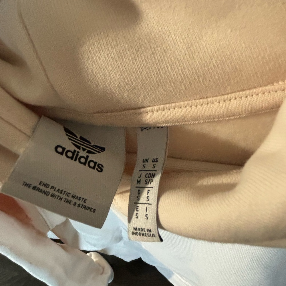 men’s Adidas Sweatshirt - very thick and never worn